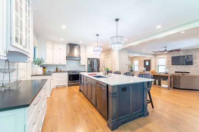 1045 N 5th Avenue, St. Charles, IL 60174