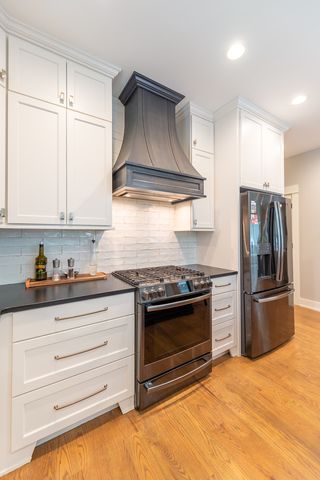 1045 N 5th Avenue, St. Charles, IL 60174