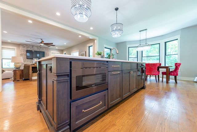 1045 N 5th Avenue, St. Charles, IL 60174