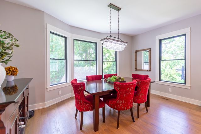 1045 N 5th Avenue, St. Charles, IL 60174