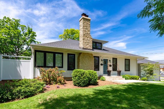 1045 N 5th Avenue, St. Charles, IL 60174