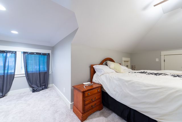 1045 N 5th Avenue, St. Charles, IL 60174