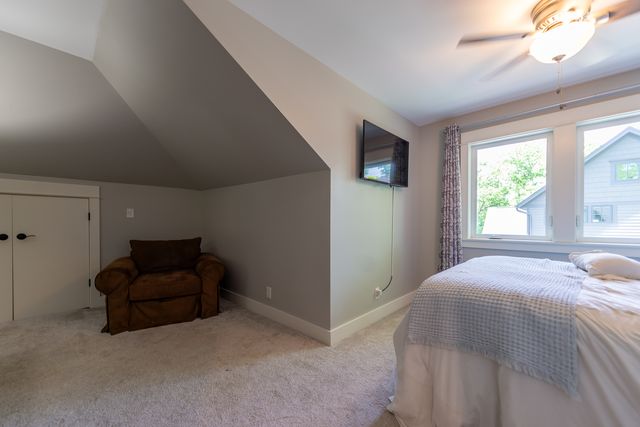 1045 N 5th Avenue, St. Charles, IL 60174