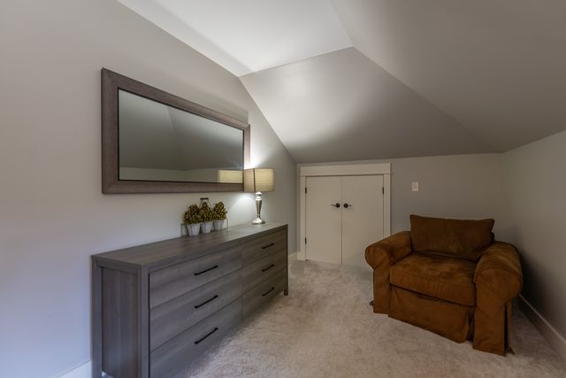 1045 N 5th Avenue, St. Charles, IL 60174