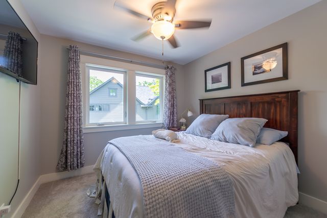 1045 N 5th Avenue, St. Charles, IL 60174