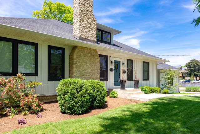 1045 N 5th Avenue, St. Charles, IL 60174
