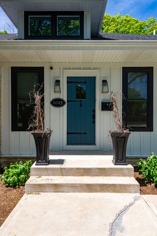 1045 N 5th Avenue, St. Charles, IL 60174