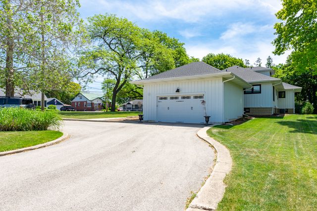 1045 N 5th Avenue, St. Charles, IL 60174