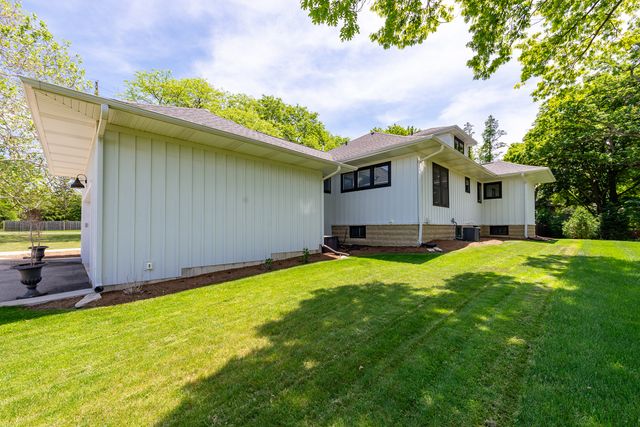 1045 N 5th Avenue, St. Charles, IL 60174