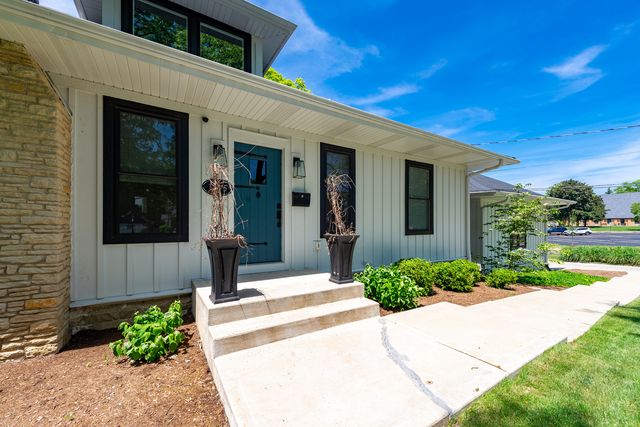 1045 N 5th Avenue, St. Charles, IL 60174
