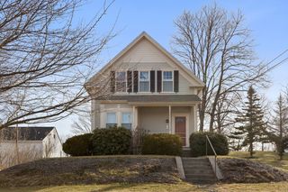 4 White Ave, Douglas, MA 01516