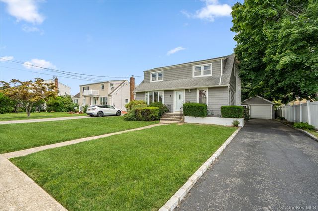 5 Center Court, Bethpage, NY 11714