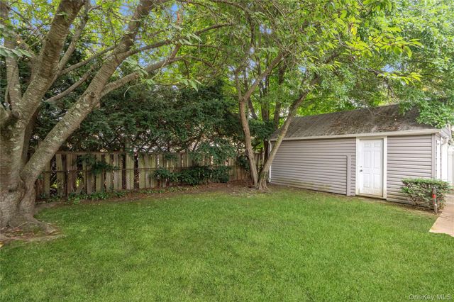5 Center Court, Bethpage, NY 11714