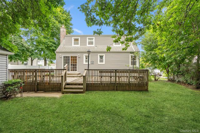 5 Center Court, Bethpage, NY 11714