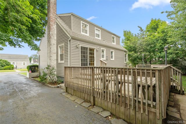5 Center Court, Bethpage, NY 11714