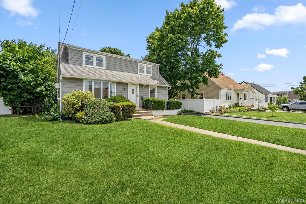 5 Center Court, Bethpage, NY 11714
