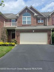 31 Oak Leaf Lane, Tinton Falls, NJ 07712