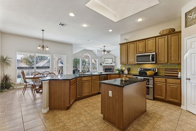 720 Date Court, Burleson, TX 76028