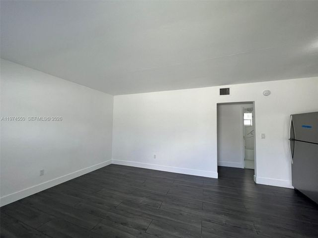 2150 NW 24th St, Miami, FL 33142