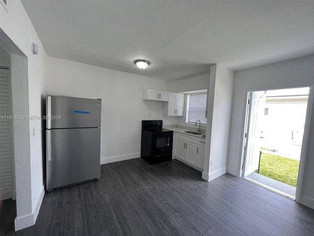 2150 NW 24th St, Miami, FL 33142