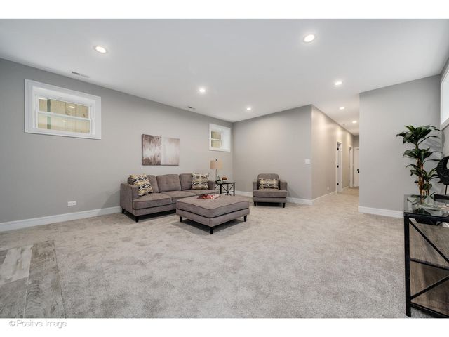 3107 N OAKLEY Avenue, Chicago, IL 60618