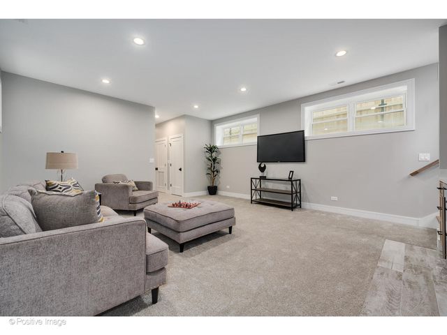 3107 N OAKLEY Avenue, Chicago, IL 60618