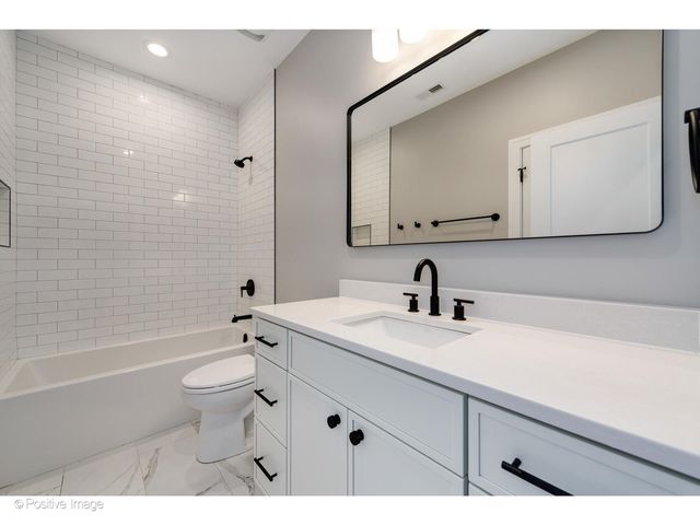 3107 N OAKLEY Avenue, Chicago, IL 60618