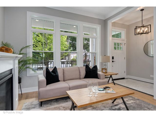 3107 N OAKLEY Avenue, Chicago, IL 60618