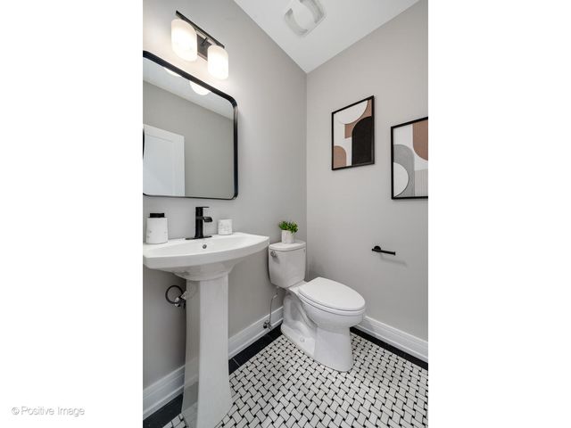 3107 N OAKLEY Avenue, Chicago, IL 60618