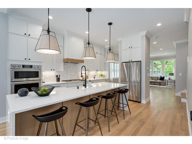 3107 N OAKLEY Avenue, Chicago, IL 60618