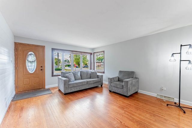 5936 W 97th Street, Oak Lawn, IL 60453