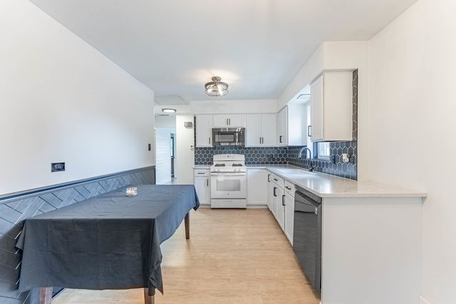 5936 W 97th Street, Oak Lawn, IL 60453