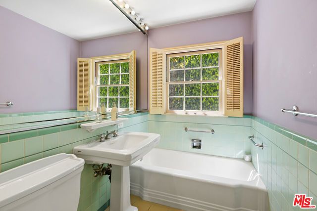 11220 Cashmere Street, Los Angeles, CA 90049