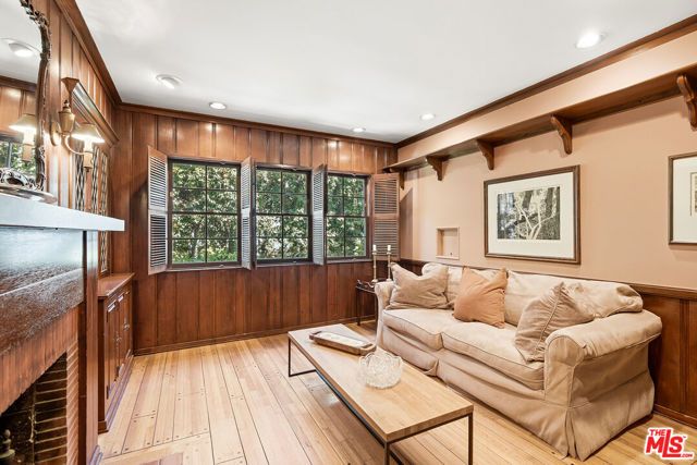 11220 Cashmere Street, Los Angeles, CA 90049