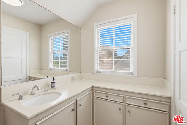 11220 Cashmere Street, Los Angeles, CA 90049