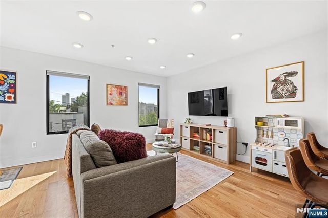 22 Lincoln Street 3, Jersey City, NJ 07307