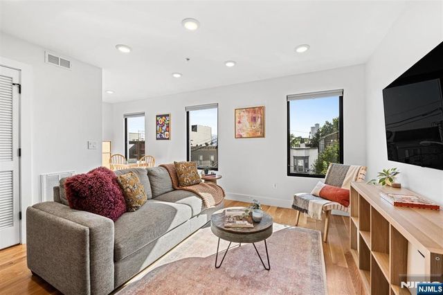 22 Lincoln Street 3, Jersey City, NJ 07307