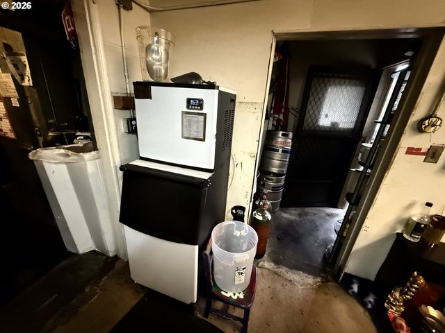 5827 E BURNSIDE St, Portland, OR 97215