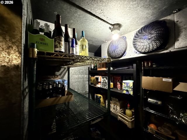 5827 E BURNSIDE St, Portland, OR 97215