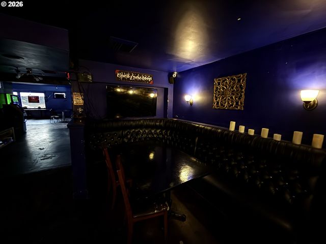 5827 E BURNSIDE St, Portland, OR 97215