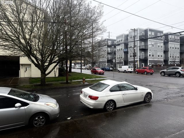 5827 E BURNSIDE St, Portland, OR 97215