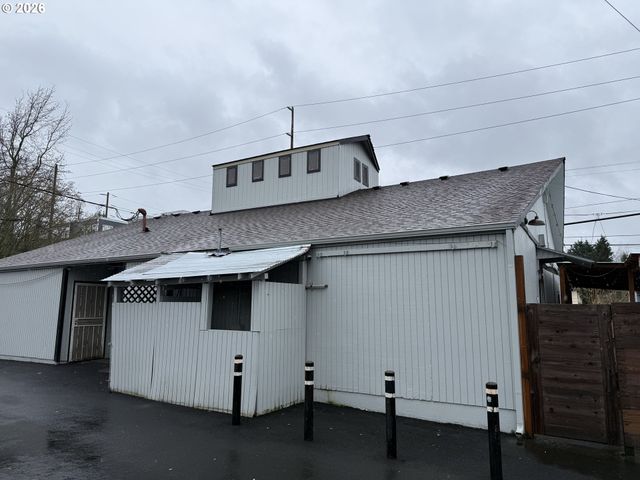 5827 E BURNSIDE St, Portland, OR 97215
