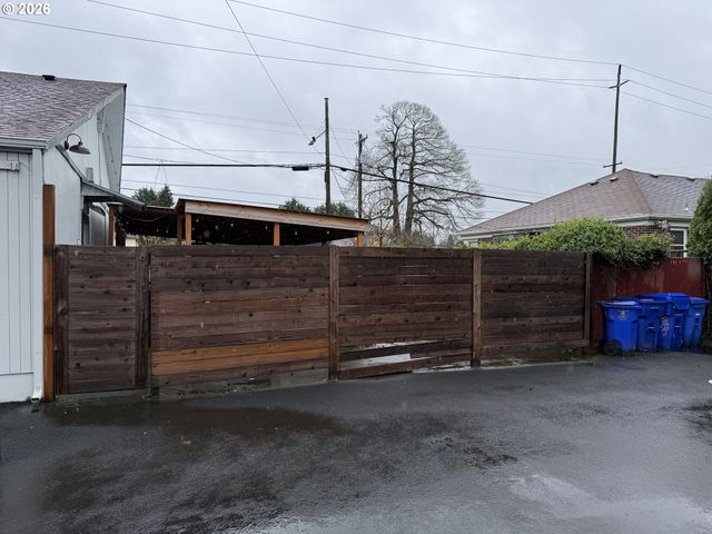 5827 E BURNSIDE St, Portland, OR 97215