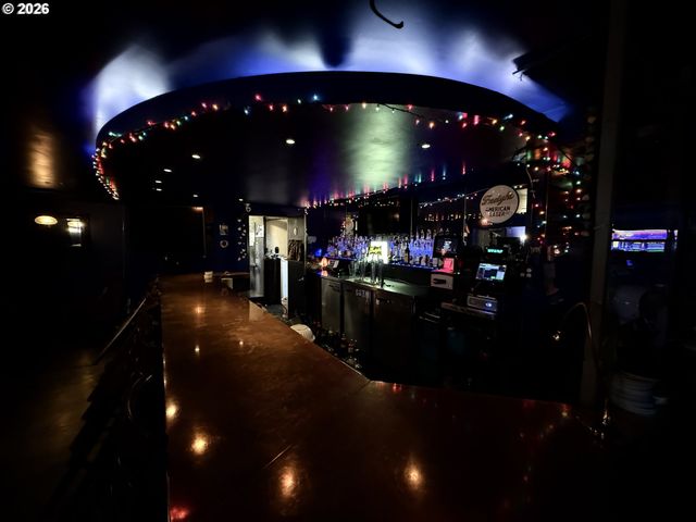 5827 E BURNSIDE St, Portland, OR 97215