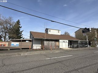 5827 E BURNSIDE St, Portland, OR 97215