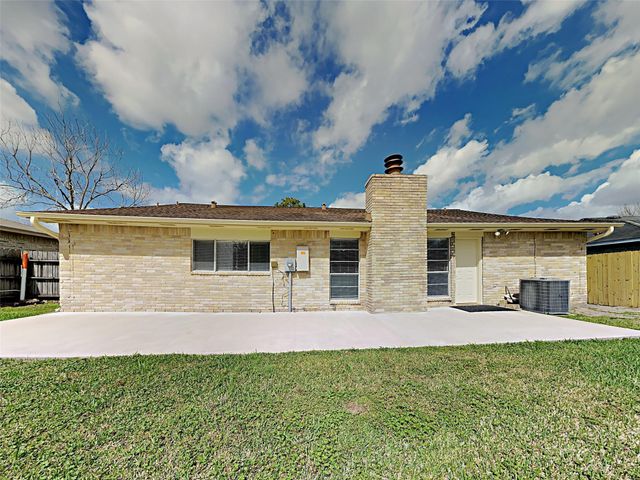 216 Maple Leaf Drive, League City, TX 77573