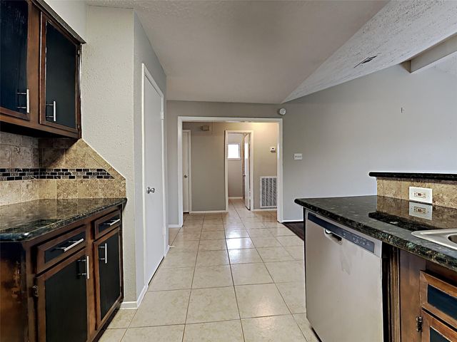 216 Maple Leaf Drive, League City, TX 77573
