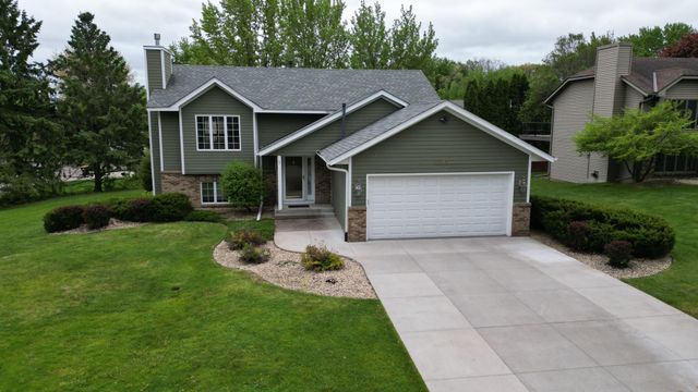 5518 Oakgreen Place N, Oak Park Heights, MN 55082