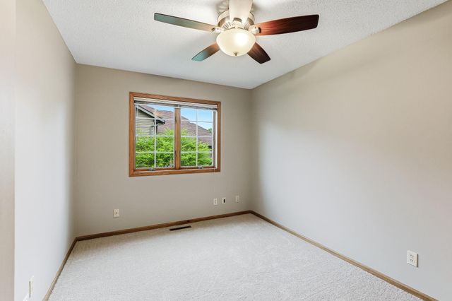 5518 Oakgreen Place N, Oak Park Heights, MN 55082
