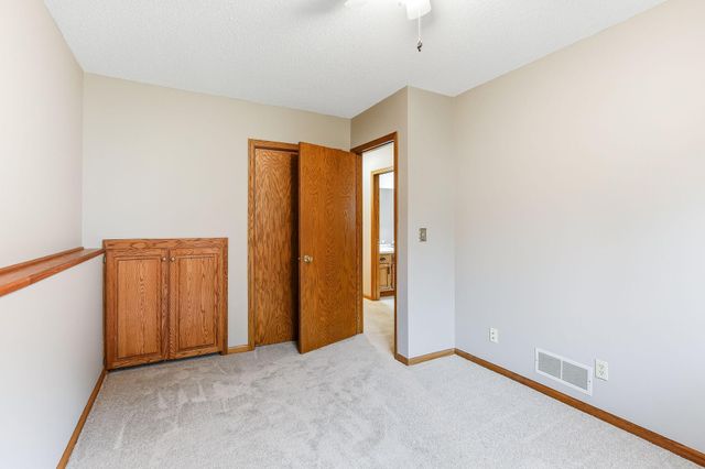 5518 Oakgreen Place N, Oak Park Heights, MN 55082